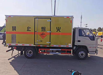 凤凰镇爆破器材运输车技术升级与安全合规新趋势